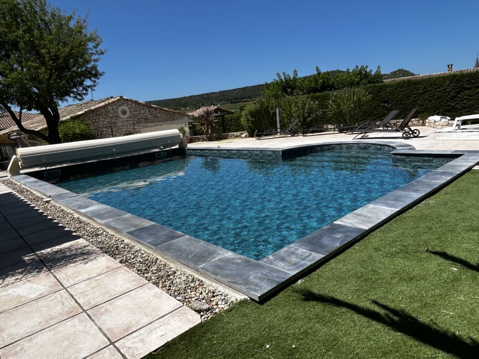 MARGELLE BALI SILVER FINITION NATURELLE AU FORMAT 60 X 30 X 3 CM + BORD DEMI ROND