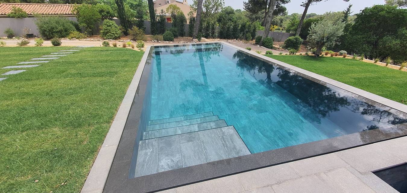 MARGELLE PISCINE EN GRANIT NOIR 
