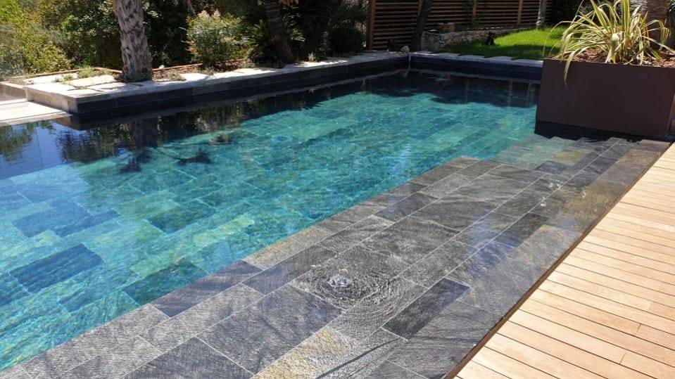 PIERRE BALI SILVER - PIERRE BALI GREEN - PIERRE VERT DE MER (1) SUR  CARRELAGE PISCINE sur BAGNOLS SUR CEZE - GARD - 30